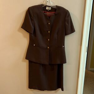 Kasper Brown Textured Short-Sleeve Skirt Suit 32 1/2” length Nice Detail Size 6